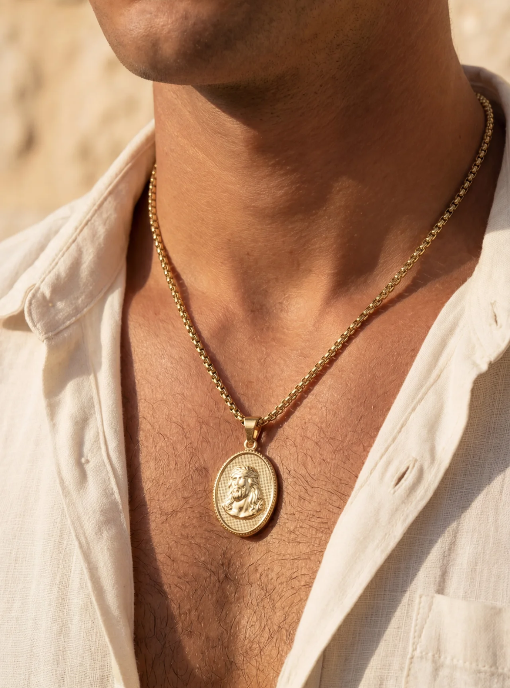 Le collier avec pendentif King en or