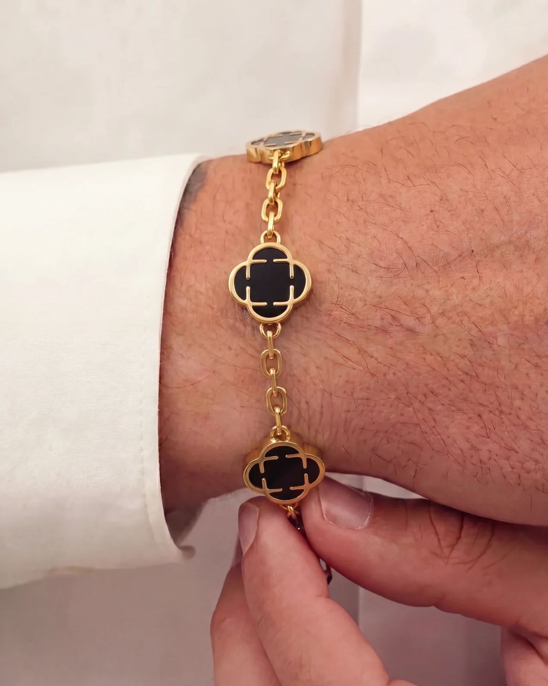 Bracelet à breloques onyx et or