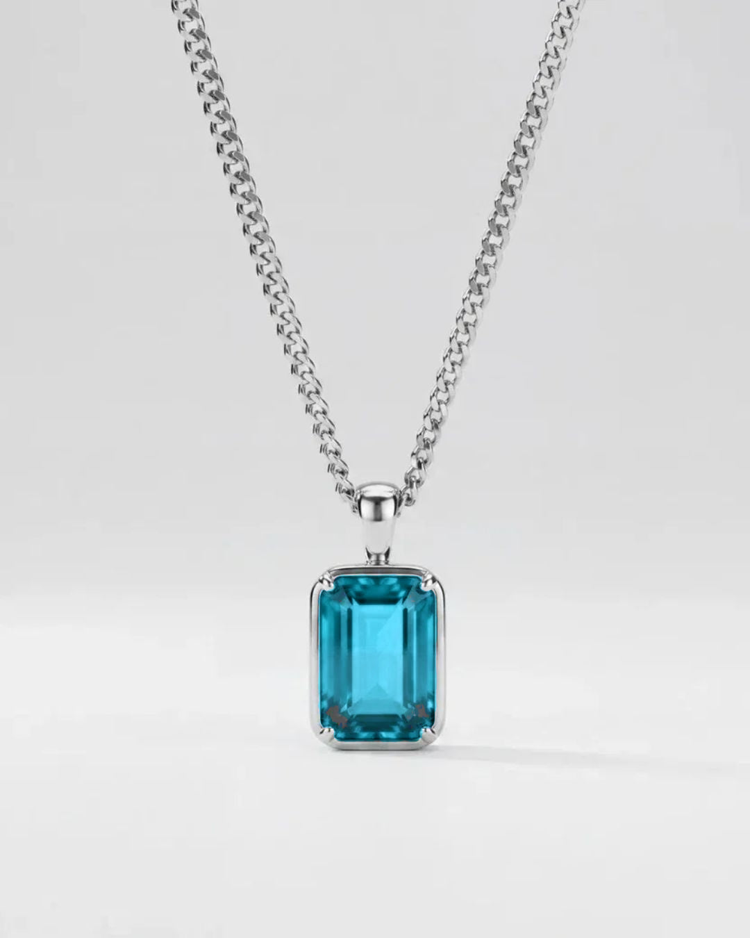 Aquamarine pendant necklace, 2 carat, 925 silver — close studio packshot