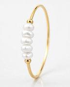 Baroque Pearl Ring 18K gold close-up of the baroque pearls