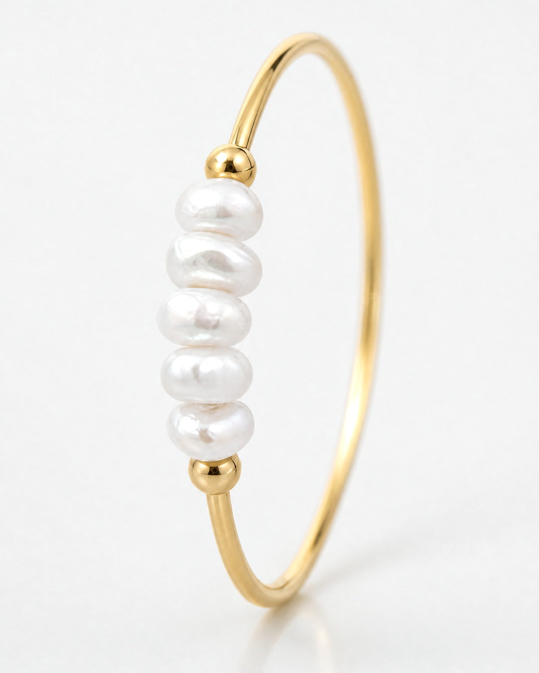 Baroque Pearl Ring 18K gold close-up of the baroque pearls