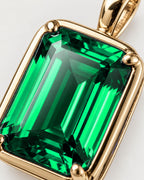 Emerald pendant necklace, 1 carat, 18K gold — macro detail of the stone and setting