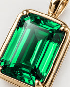 Emerald pendant necklace, 2 carat, 18K gold — macro detail of the stone and setting