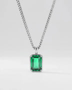 Emerald pendant necklace, 2 carat, 925 silver — close studio packshot