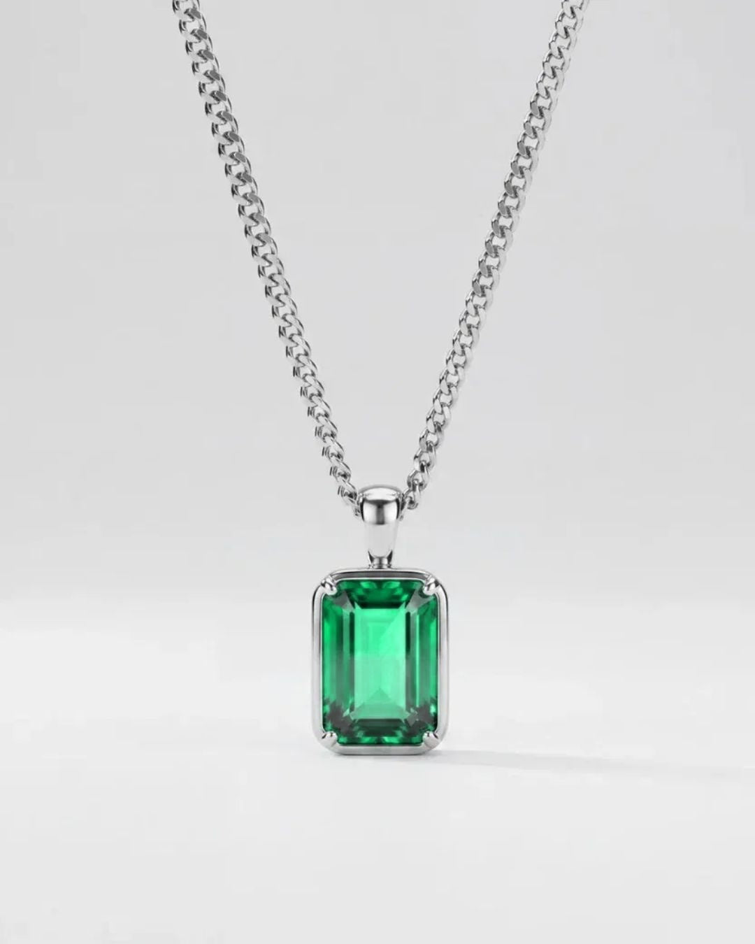 Emerald pendant necklace, 2 carat, 925 silver — close studio packshot
