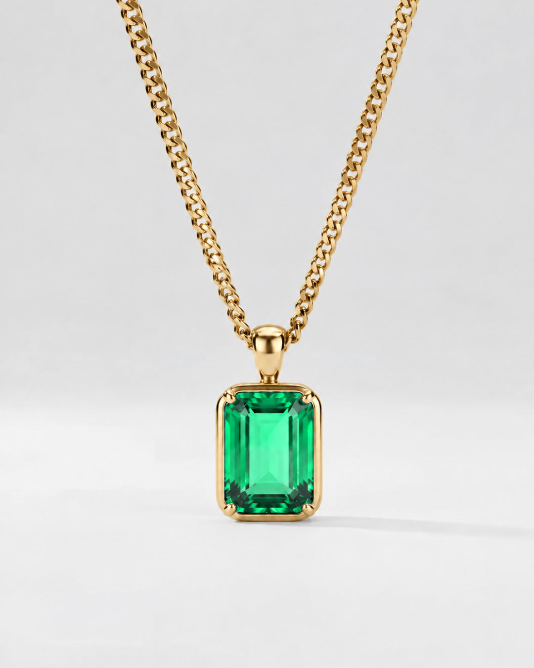 Emerald pendant necklace, 3 carat, 18K gold — close studio packshot