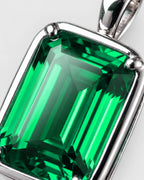 Emerald pendant necklace, 3 carat, 925 silver — macro detail of the stone and setting
