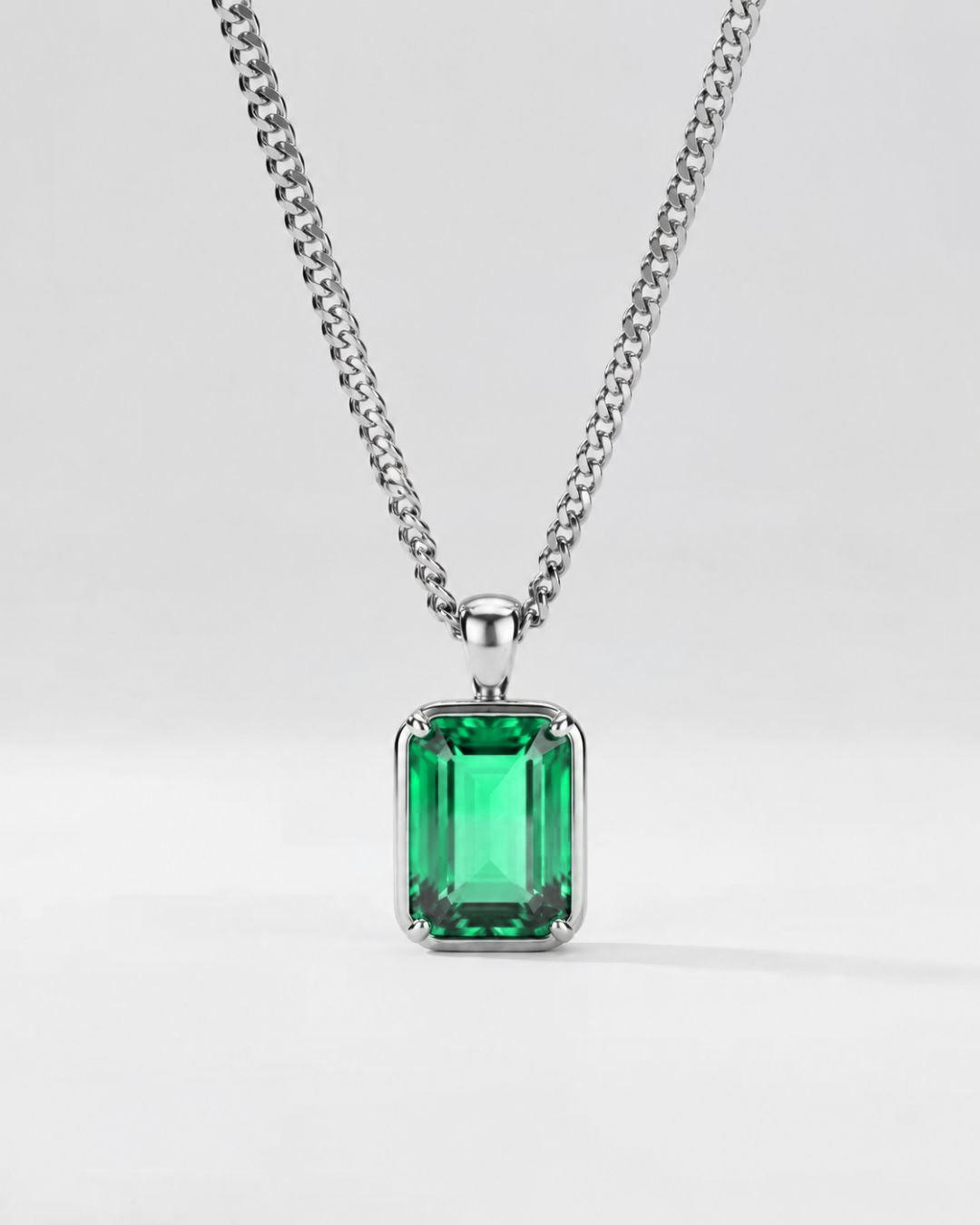 Emerald pendant necklace, 3 carat, 925 silver — close studio packshot