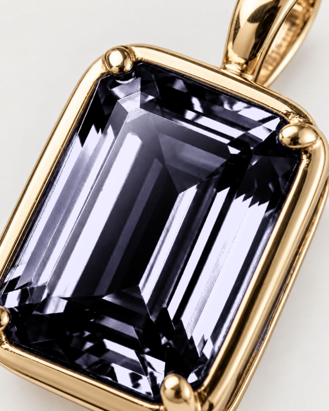 Grey Spinel pendant necklace, 1 carat, 18K gold — macro detail of the stone and setting