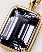 Grey Spinel pendant necklace, 2 carat, 18K gold — macro detail of the stone and setting