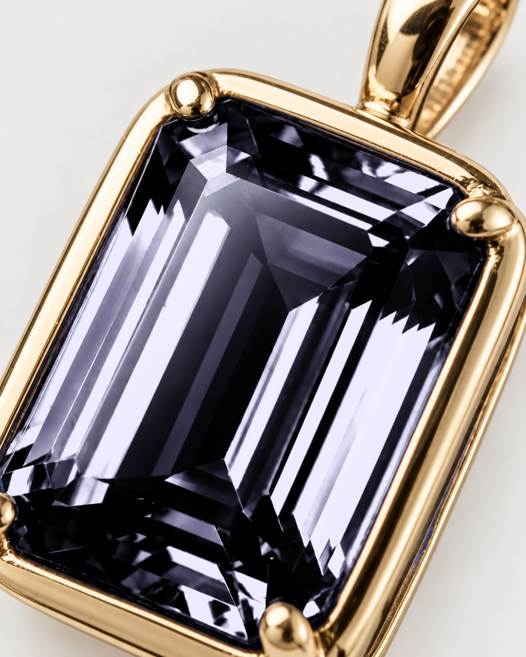 Grey Spinel pendant necklace, 2 carat, 18K gold — macro detail of the stone and setting