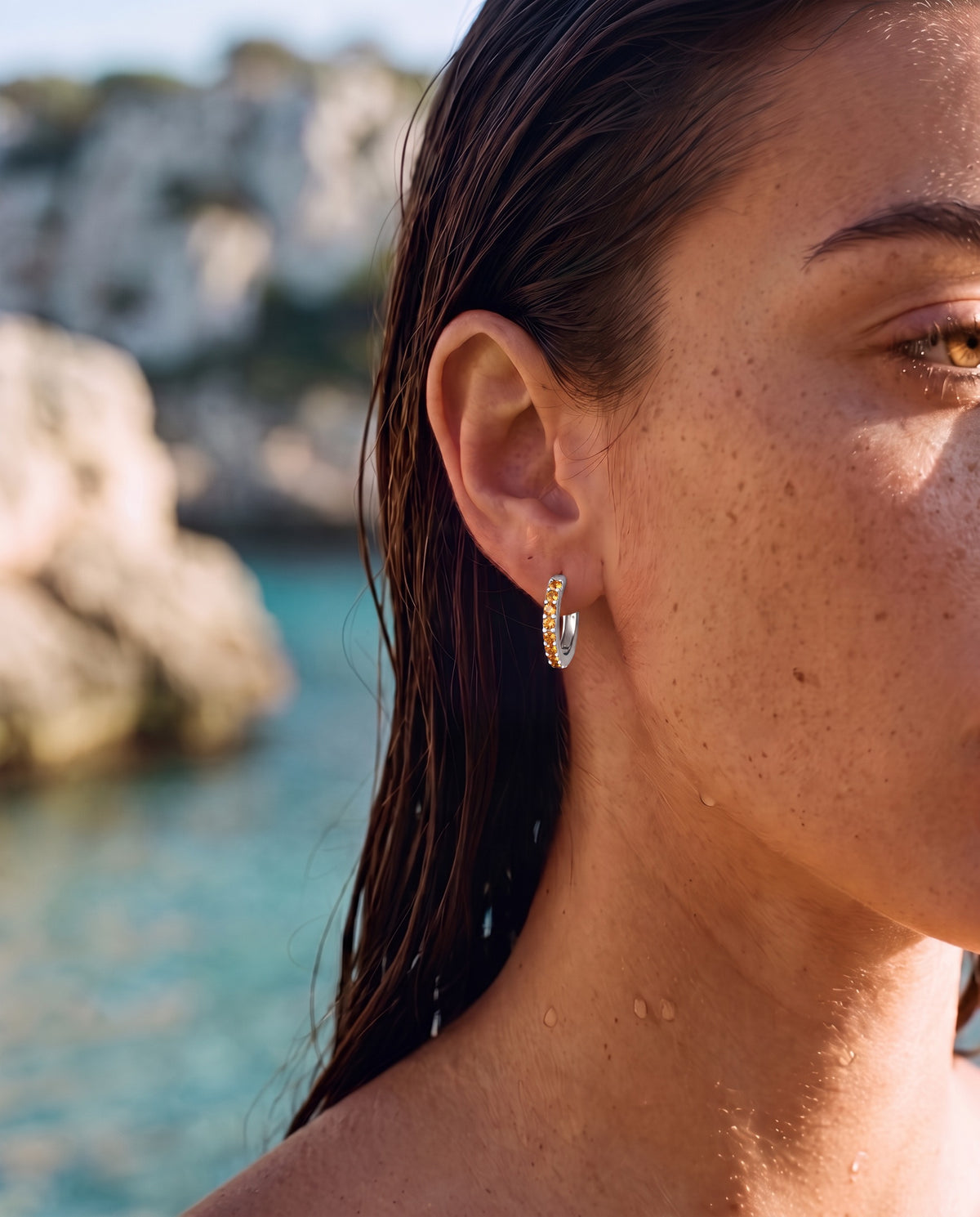 Lumière huggies in citrine silver worn on the ear