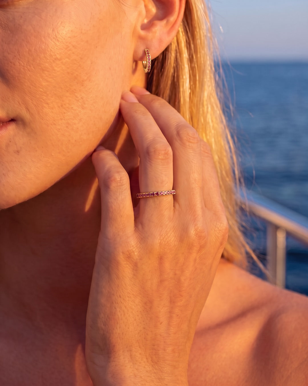 Model wearing the Lumière ring in deep rose gold