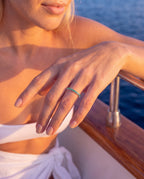 Lumière ring in emerald silver worn on the hand