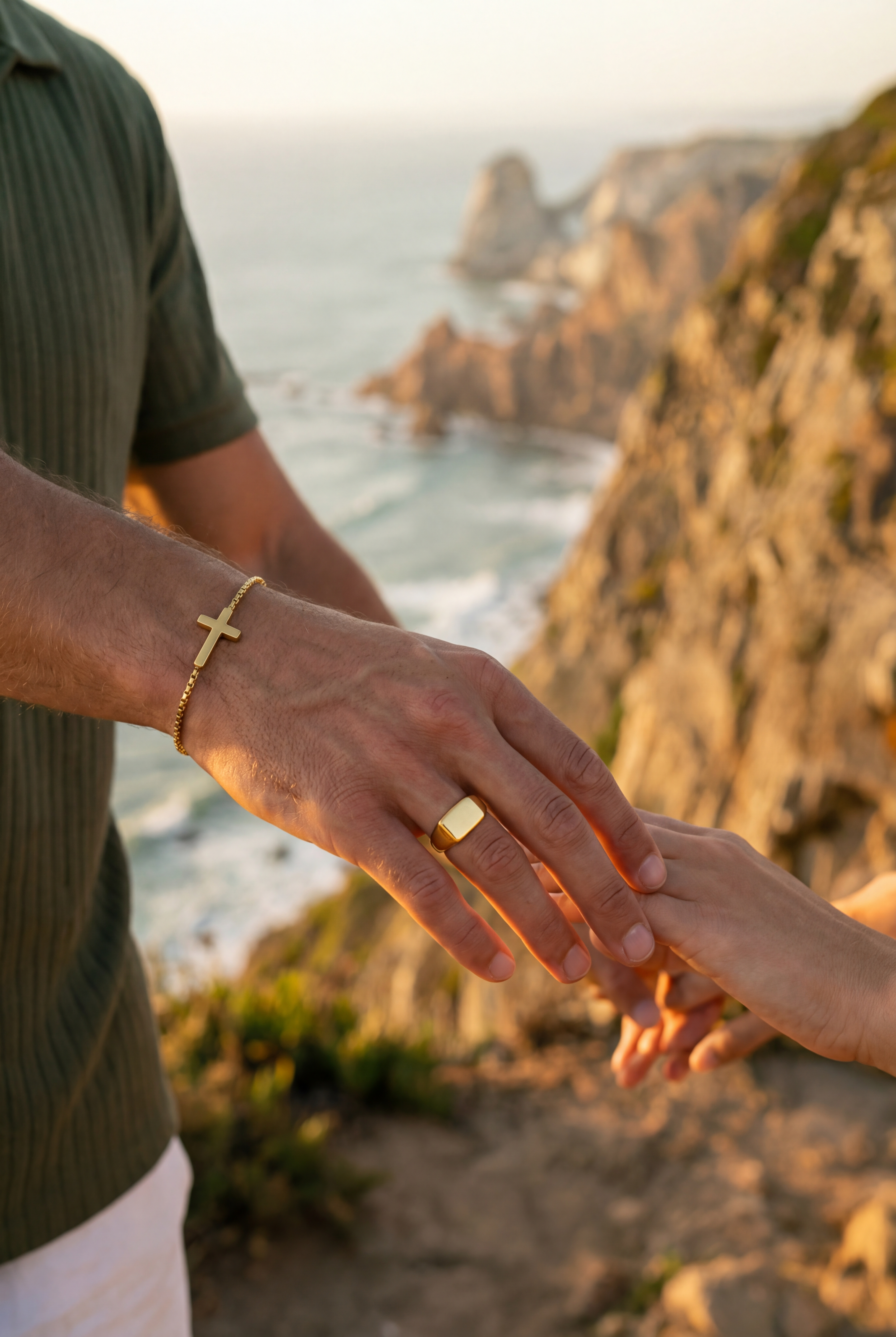 Minimal Cross Bracelet | Gold