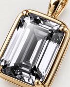 Moissanite pendant necklace, 1 carat, 18K gold — macro detail of the stone and setting