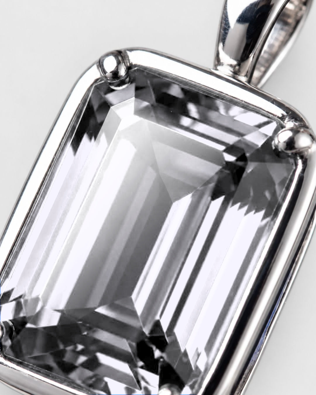 Moissanite pendant necklace, 1 carat, 925 silver — macro detail of the stone and setting