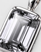 Moissanite pendant necklace, 2 carat, 925 silver — macro detail of the stone and setting