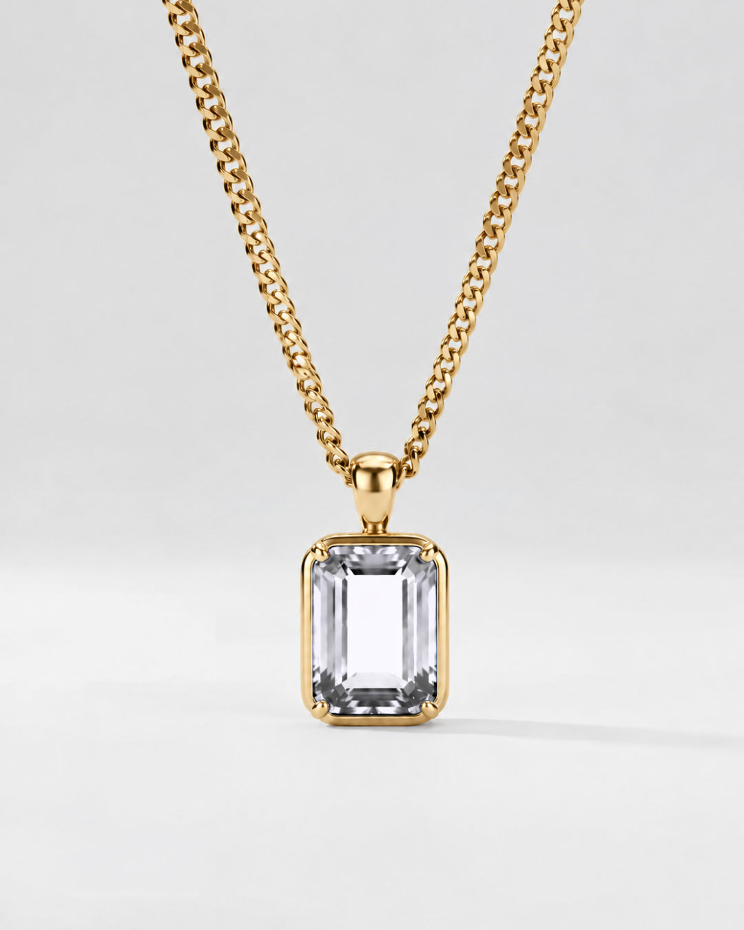 Moissanite pendant necklace, 3 carat, 18K gold — close studio packshot