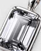 Moissanite pendant necklace, 3 carat, 925 silver — macro detail of the stone and setting