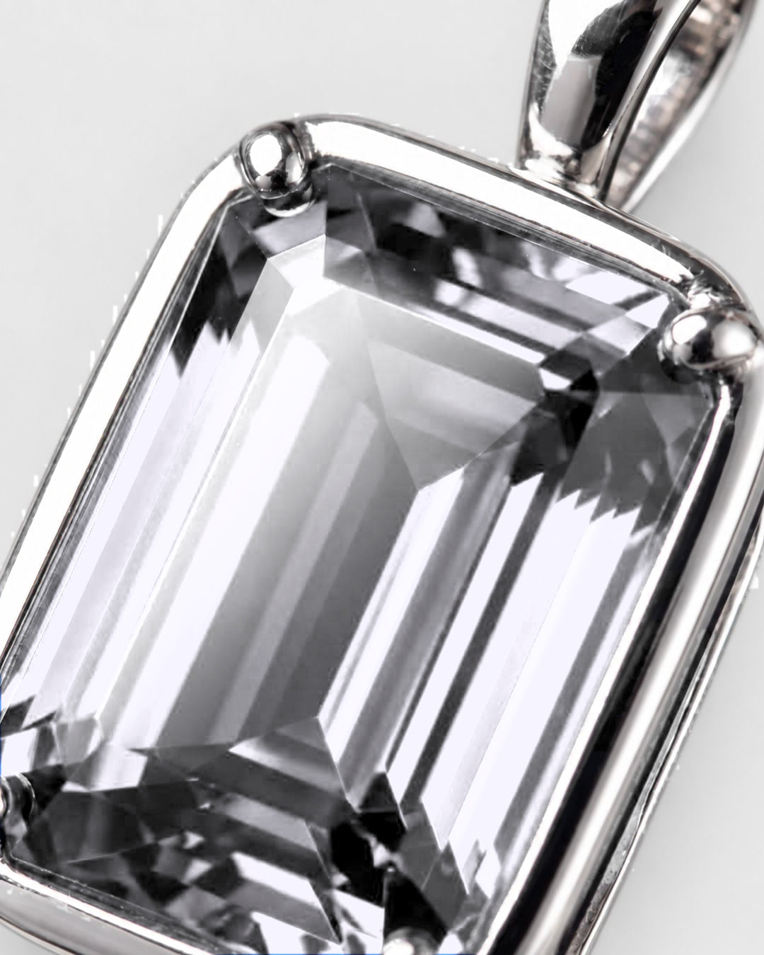 Moissanite pendant necklace, 3 carat, 925 silver — macro detail of the stone and setting