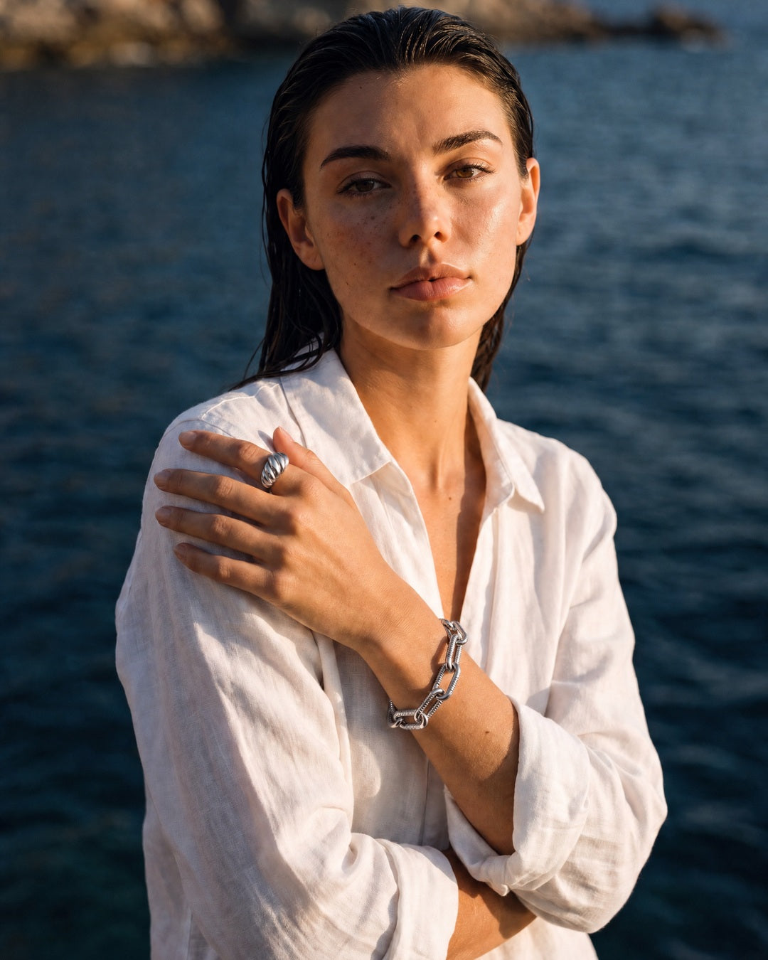 Model wearing the Ribbed Link Bracelet silver by the sea