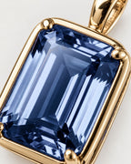 Royal Blue pendant necklace, 1 carat, 18K gold — macro detail of the stone and setting