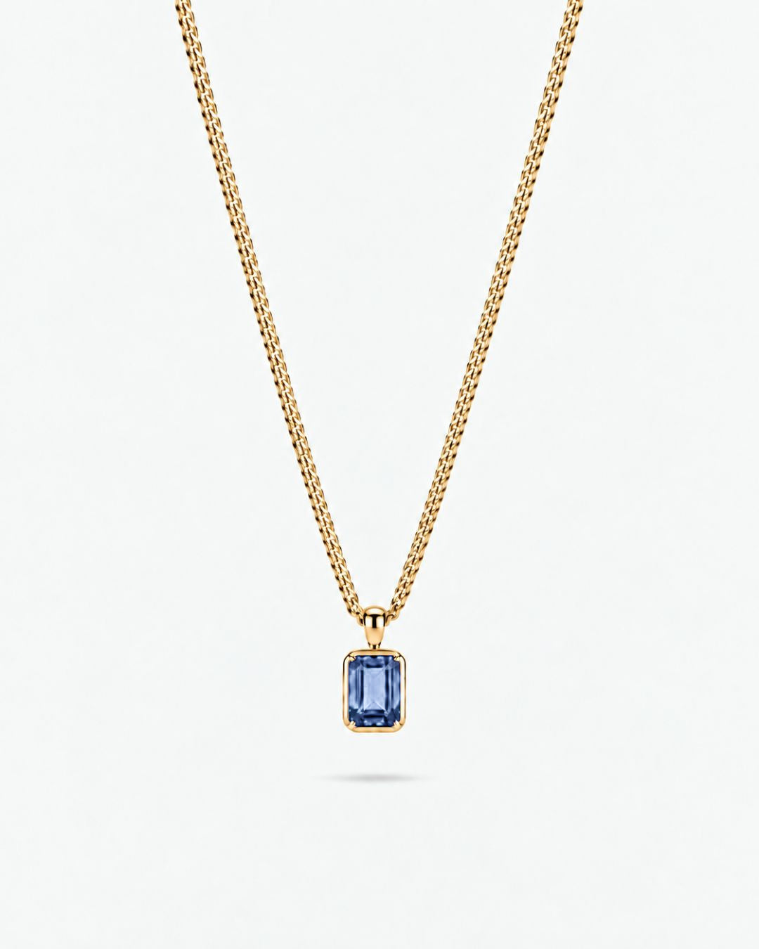 Royal Blue pendant necklace, 1 carat, 18K gold — studio packshot on white