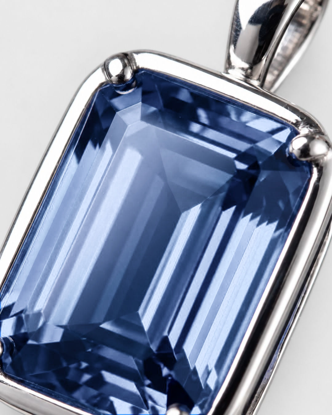 Royal Blue pendant necklace, 1 carat, 925 silver — macro detail of the stone and setting