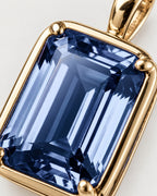Royal Blue pendant necklace, 2 carat, 18K gold — macro detail of the stone and setting