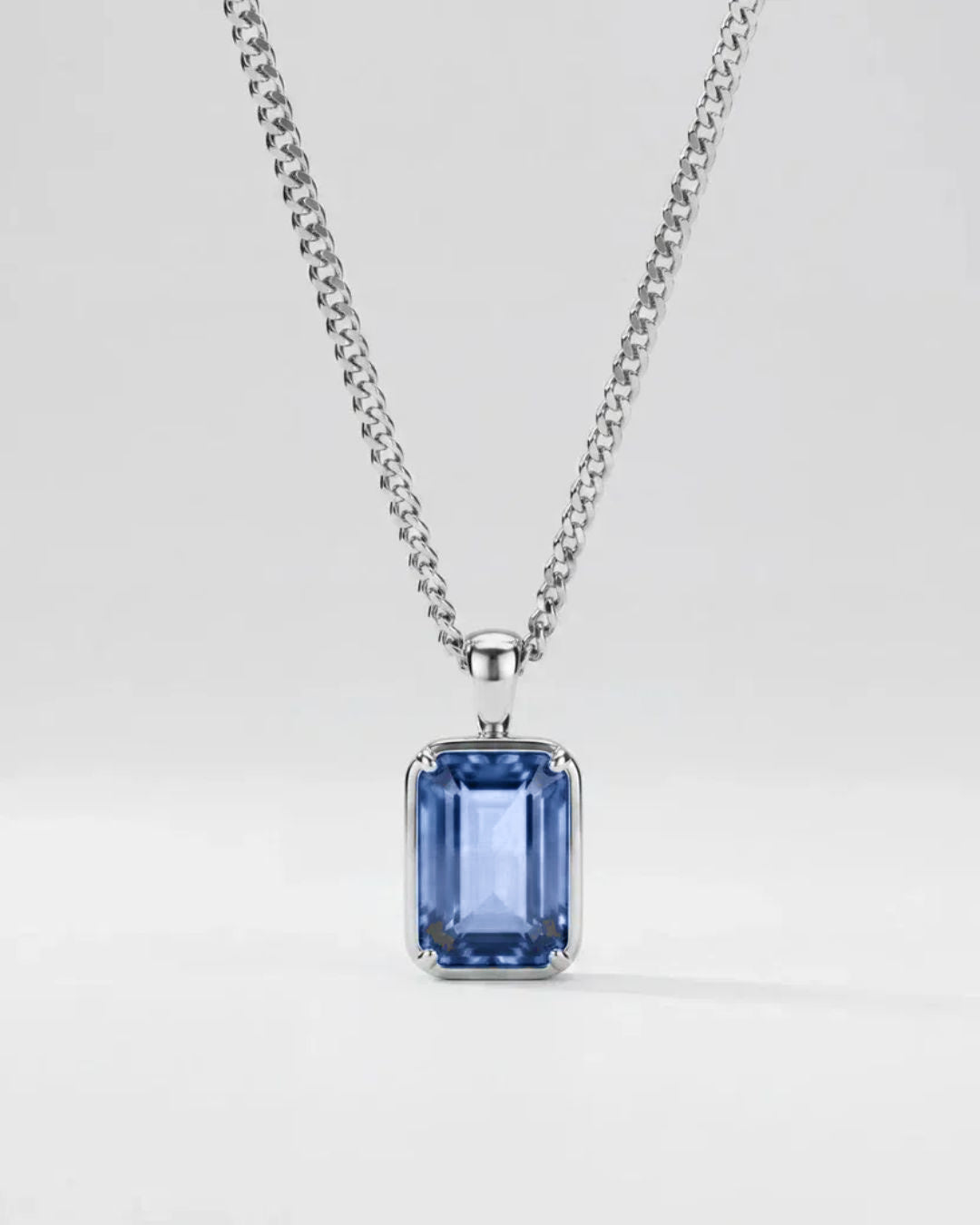 Royal Blue pendant necklace, 2 carat, 925 silver — close studio packshot