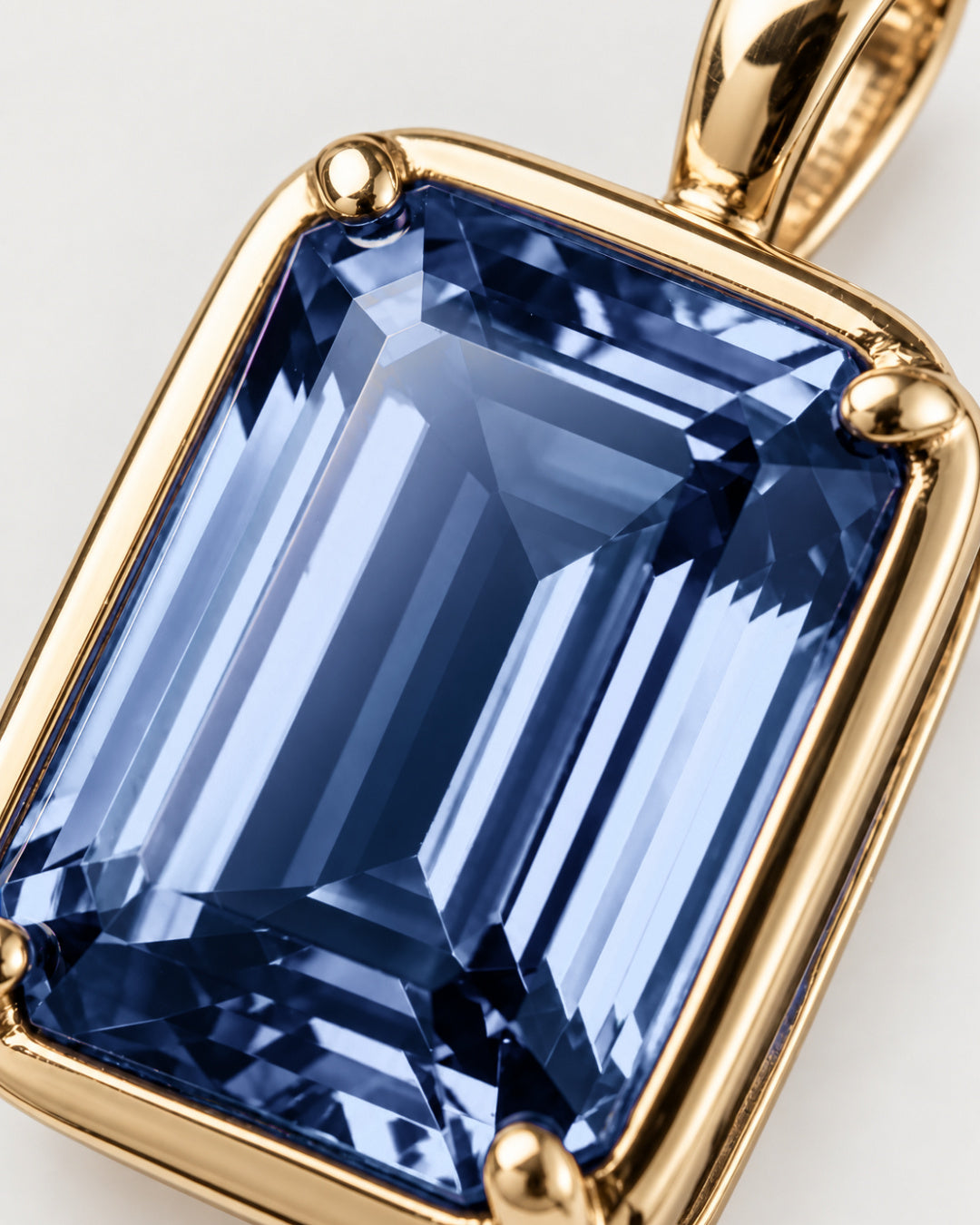 Royal Blue pendant necklace, 3 carat, 18K gold — macro detail of the stone and setting