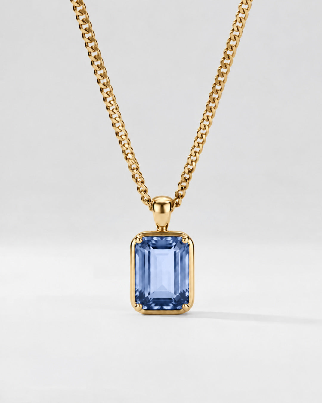 Royal Blue pendant necklace, 3 carat, 18K gold — close studio packshot