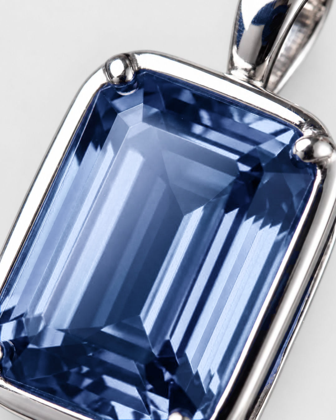 Royal Blue pendant necklace, 3 carat, 925 silver — macro detail of the stone and setting