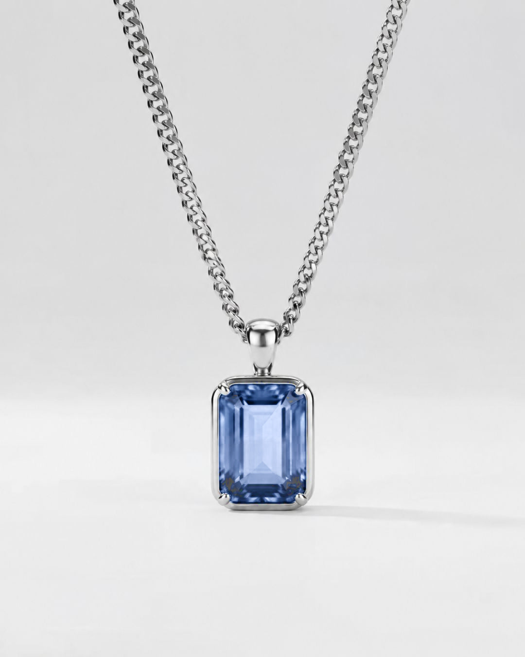 Royal Blue pendant necklace, 3 carat, 925 silver — close studio packshot