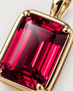 Ruby pendant necklace, 3 carat, 18K gold — macro detail of the stone and setting