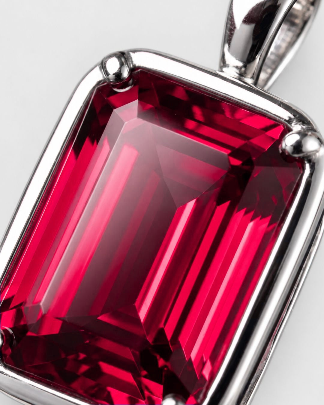 Ruby pendant necklace, 3 carat, 925 silver — macro detail of the stone and setting