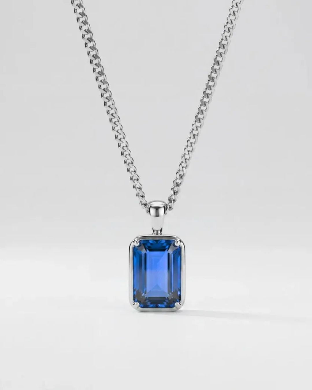 Sapphire pendant necklace, 2 carat, 925 silver — close studio packshot