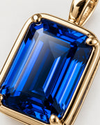 Sapphire pendant necklace, 3 carat, 18K gold — macro detail of the stone and setting
