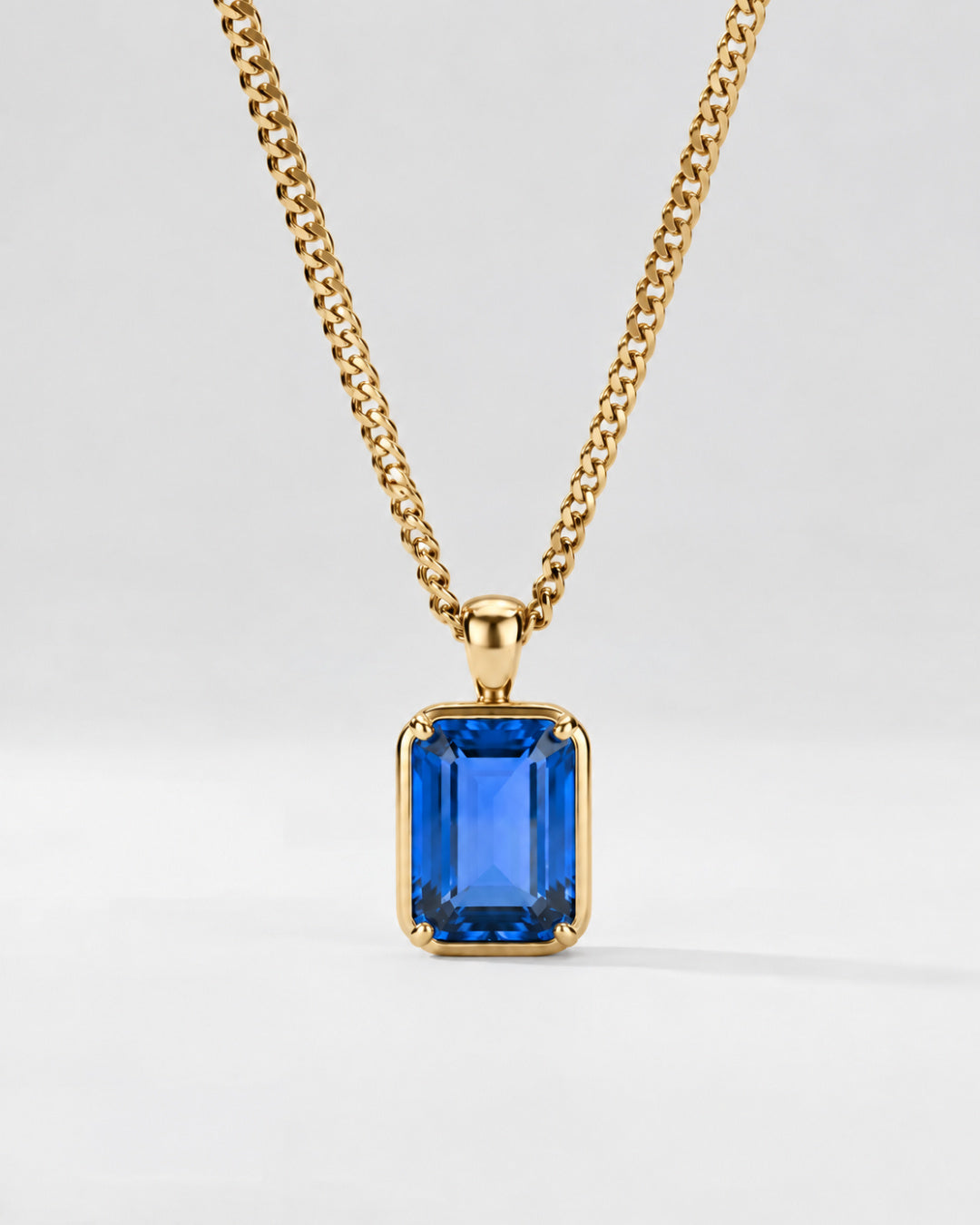 Sapphire pendant necklace, 3 carat, 18K gold — close studio packshot