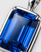 Sapphire pendant necklace, 3 carat, 925 silver — macro detail of the stone and setting