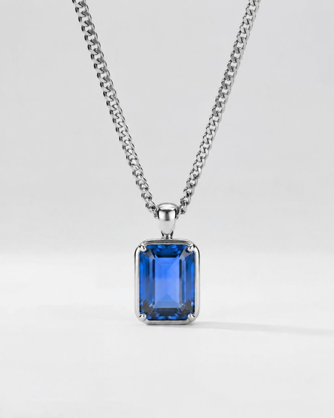 Sapphire pendant necklace, 3 carat, 925 silver — close studio packshot